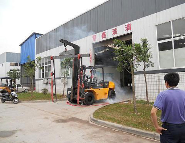 大噸位內燃叉車(chē)為玻璃加工服務(wù)